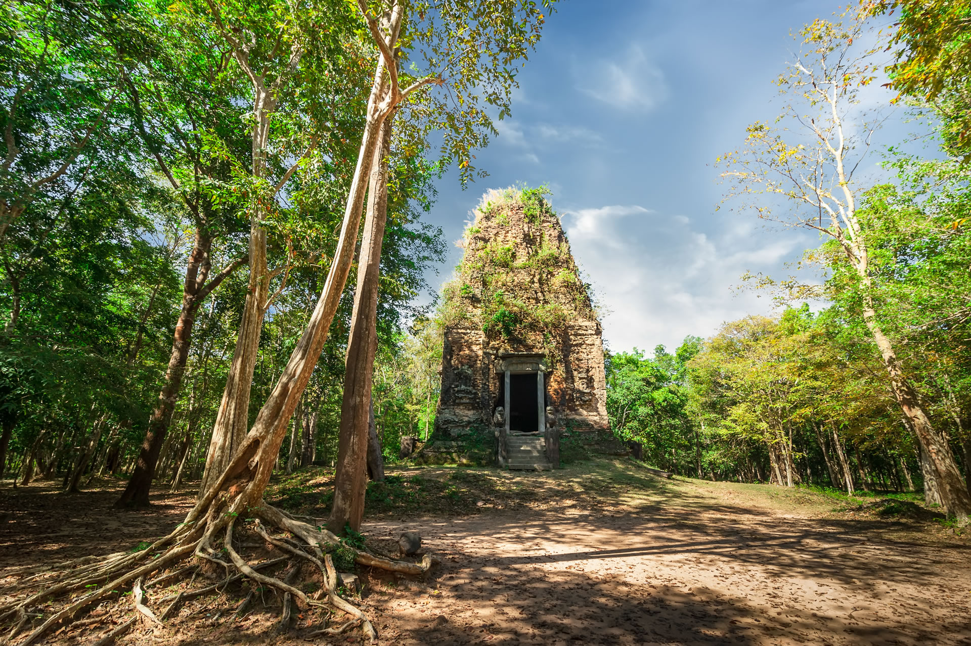 HR Ancient Khmer Pre Angkor Architecture Sambor Prei Kuk (Cambodia)(Copyrigth Shutterstock 220860976) 01